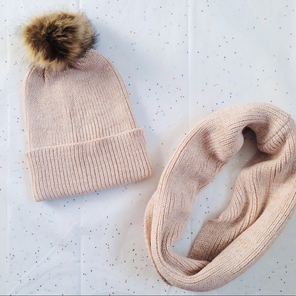 Accessories - 🌿Luxe Rose Gold Hat & Scarf Set